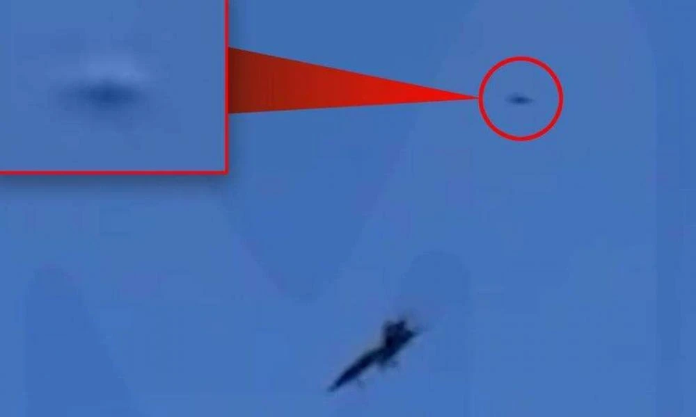 Νέα Υόρκη: Εμφανίστηκε... UFO σε αεροπορική επίδειξη (βίντεο)